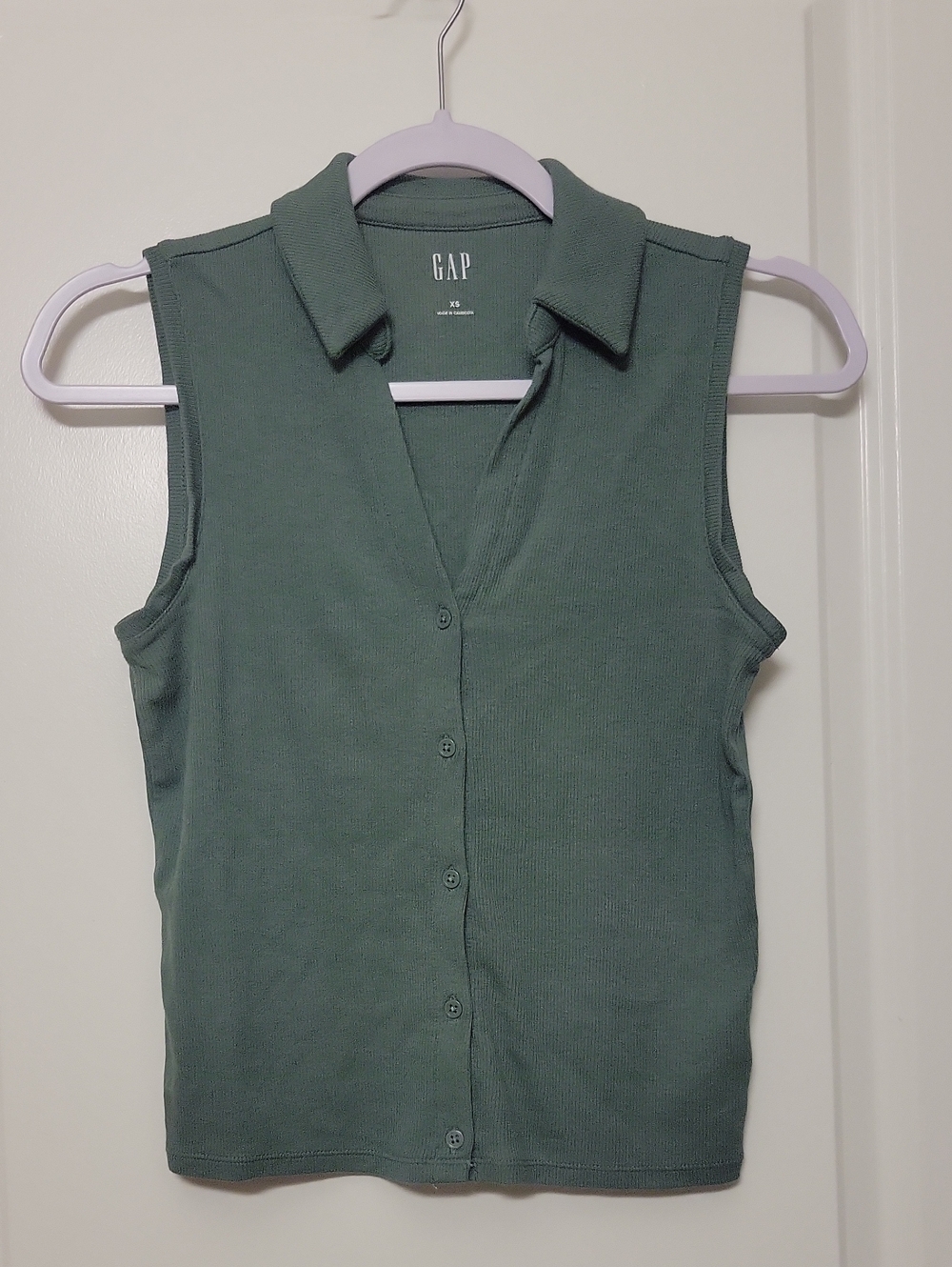 GAP Sleeveless Collared Button-Front Top — Sage Green